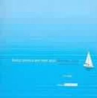 Barco Branco em Mar Azul