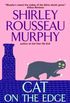 Cat on the Edge: A Joe Grey Mystery (English Edition)