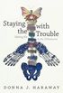 Staying with the Trouble: Making Kin in the Chthulucene (Experimental Futures) (English Edition)